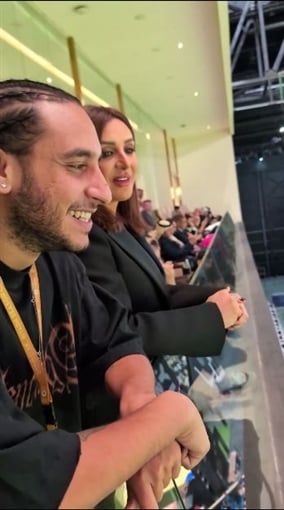 صور.. أنغام تحضر مباراة كأس موسم الرياض وتلفت الأنظار بقبلات أولادها