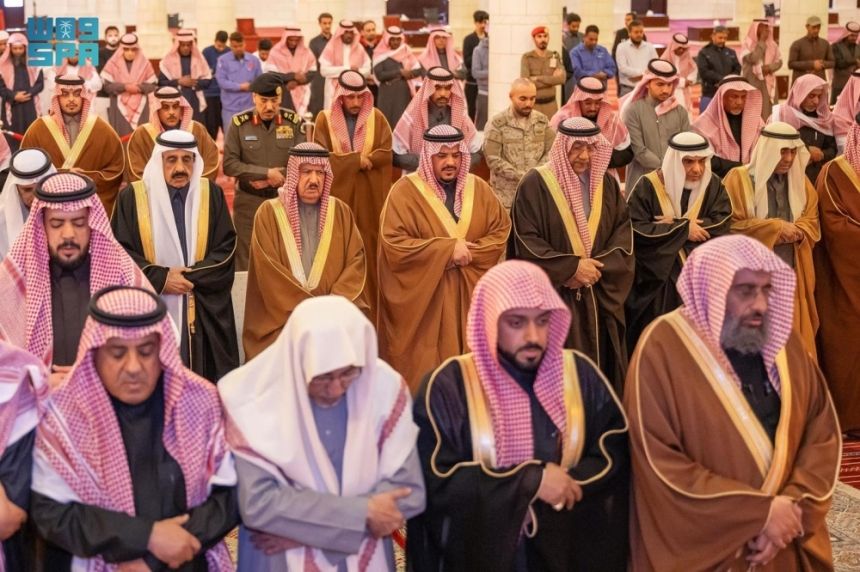 نائب أمير الرياض يؤدي صلاة الميت على الأمير مشاري بن مقرن بن محمد بن مقرن