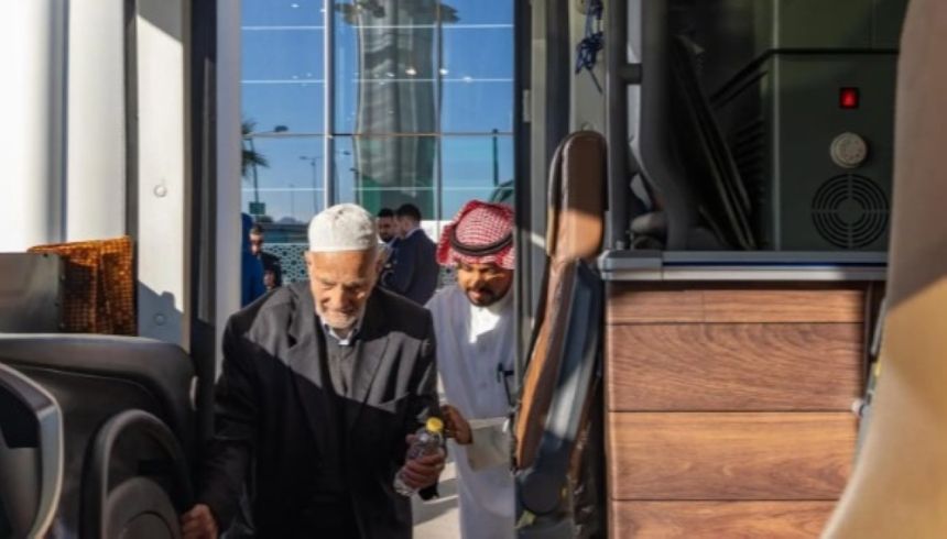صور.. اكتمال وصول 250 معتمرًا ومعتمرة من الشخصيات البارزة