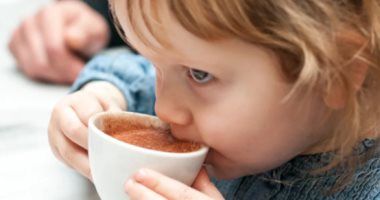 صحتك بالدنيا.. طبيب يوضح أفضل طريقة لشرب الشاي بلبن "بتشربه ميزة ولا بربري".. 5 أخطاء تدمر بشرتك في الشتاء من التدفئة الزائدة للملابس الصوف.. ولماذا نصاب بالدوار والدوخة وكيف نتعامل معها عند حدوثها؟