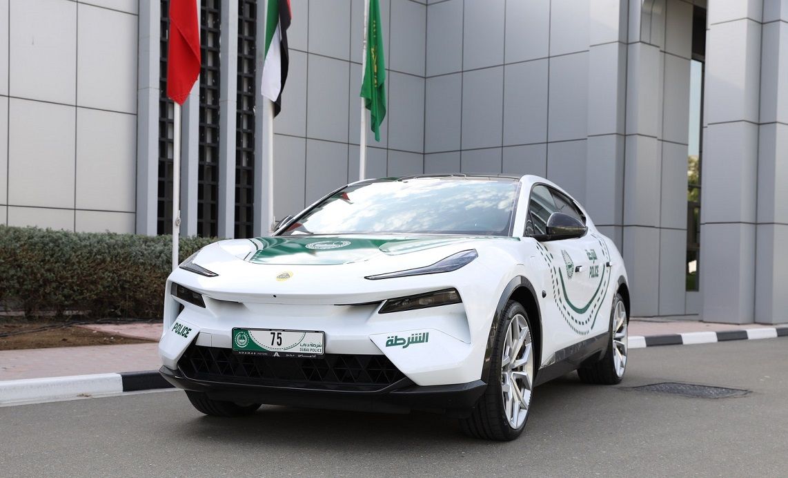 الامارات | شرطة دبي تضيف سيارة لوتس الكهربائية الفارهة لأسطول دورياتها