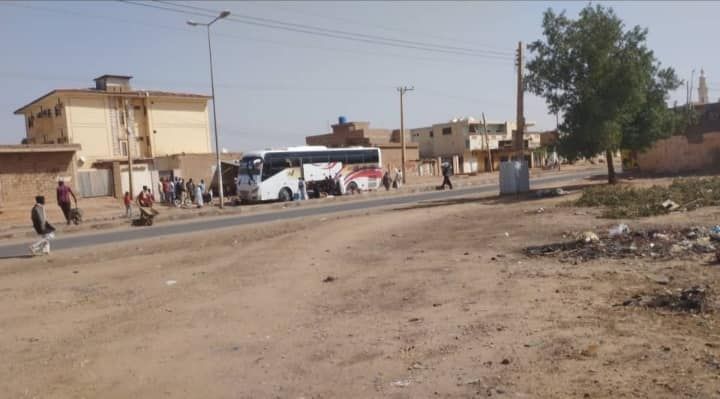 شاهد بالصور.. لأول مرة منذ بداية الحرب بصات سفرية تصل الخرطوم محملة بمواطنين عادوا لمنازلهم التي نزحوا منها بحي (الكلاكلة) والجيران يخرجون بالعشرات لاستقبالهم ومتابعون: (الأحياء ستواصل استقبال البصات القادمة يومياً بإذن الله)