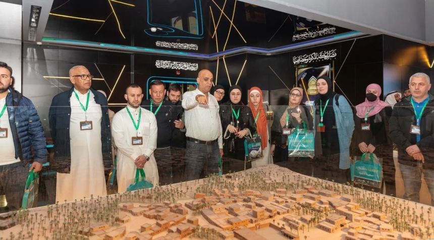 ضيوف برنامج خادم الحرمين يزورون المعرض والمتحف الدولي للسيرة النبوية