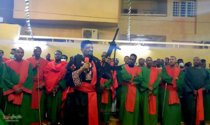 شاهد بالفيديو.. رجل سوداني يقدم وصلة رقص فاضحة على طريقة “الهجيج” داخل مسيد شيخ الأمين وساخرون: (لمن تكون مباري القونات وفجأة تتوب والشغل يفتح وتسرح مع المزيكا)