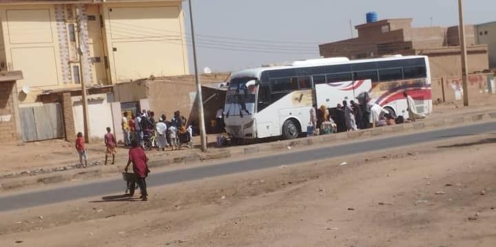 شاهد بالصور.. لأول مرة منذ بداية الحرب بصات سفرية تصل الخرطوم محملة بمواطنين عادوا لمنازلهم التي نزحوا منها بحي (الكلاكلة) والجيران يخرجون بالعشرات لاستقبالهم ومتابعون: (الأحياء ستواصل استقبال البصات القادمة يومياً بإذن الله)