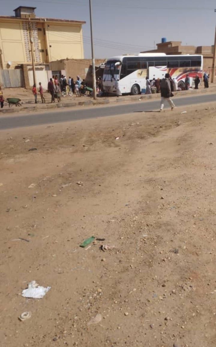 شاهد بالصور.. لأول مرة منذ بداية الحرب بصات سفرية تصل الخرطوم محملة بمواطنين عادوا لمنازلهم التي نزحوا منها بحي (الكلاكلة) والجيران يخرجون بالعشرات لاستقبالهم ومتابعون: (الأحياء ستواصل استقبال البصات القادمة يومياً بإذن الله)