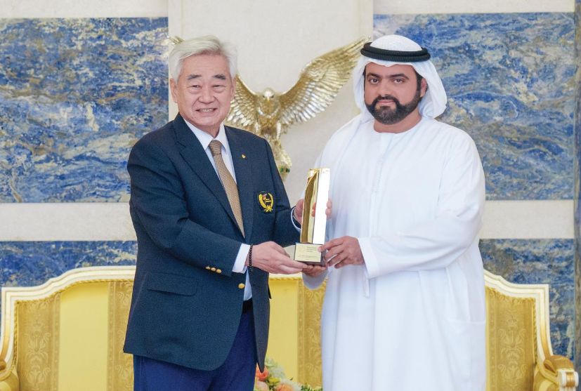 الامارات | محمد بن حمد الشرقي يتسلَم جائزة الشخصية الإنسانية لعام 2023