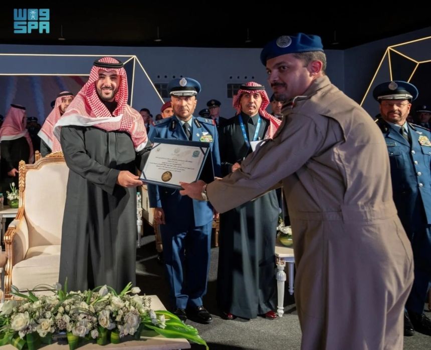 صناعة وطنية.. وزير الدفاع يرعى حفل تدشين آخر طائرة "هوك تي 165"