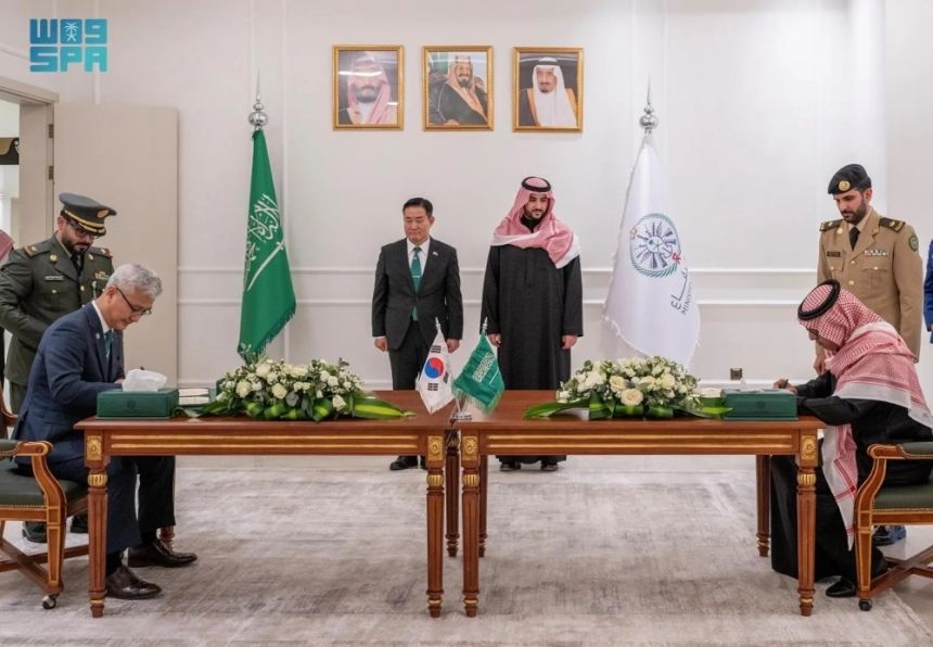 وزير الدفاع يستعرض العلاقات الثنائية مع نظيره الكوري