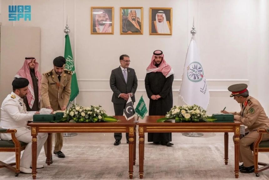 وزير الدفاع يبحث العلاقات الثنائية مع نظيره الباكستاني