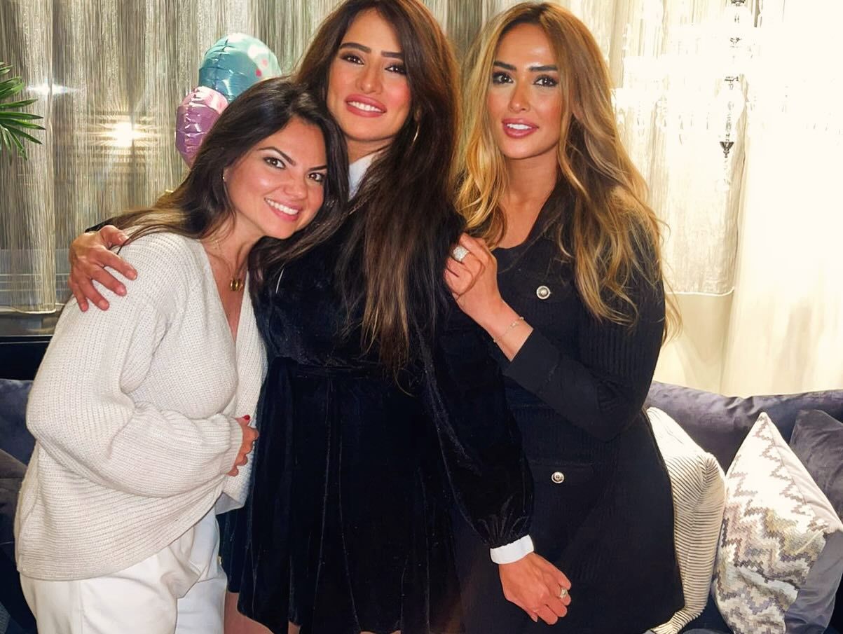 زينة تحتفل بعيد ميلادها مع صديقاتها من خارج الوسط الفنى.. صور