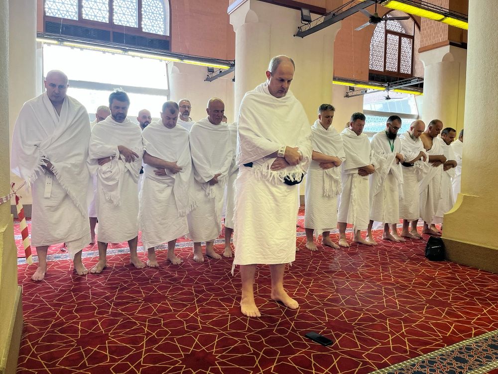 ضيوف "خادم الحرمين الشريفين" يغادرون المدينة إلى مكة لأداء مناسك العمرة