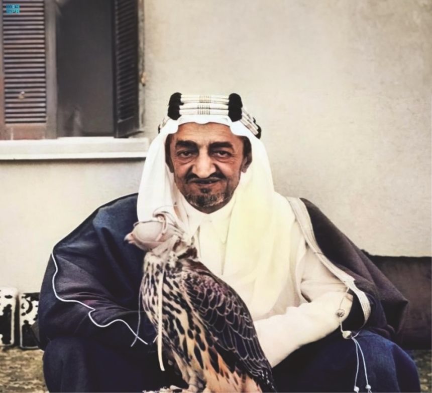 شاهد| صور ملوك السعودية برفقة الصقور تجذب زوار معرض الدفاع العالمي