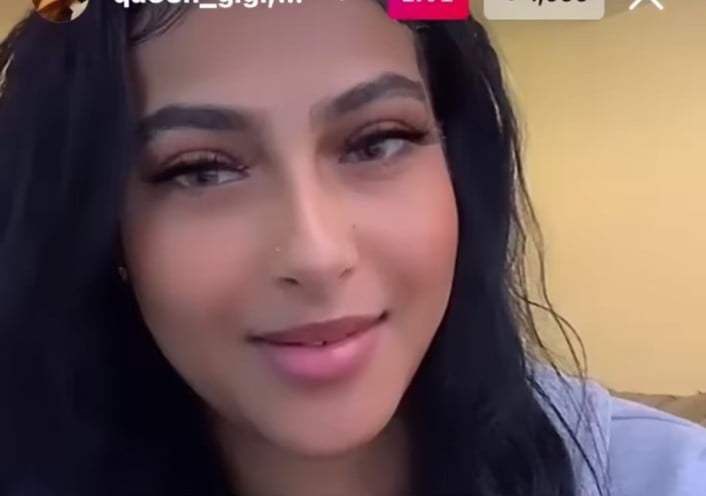 شاهد بالصورة والفيديو.. حسناء سودانية فائقة الجمال تقيم في الولايات المتحدة الأمريكية تبهر الجمهور بجمالها الملفت (قعدت في جبرة وأكلت القراصة بملاح الشربوت)