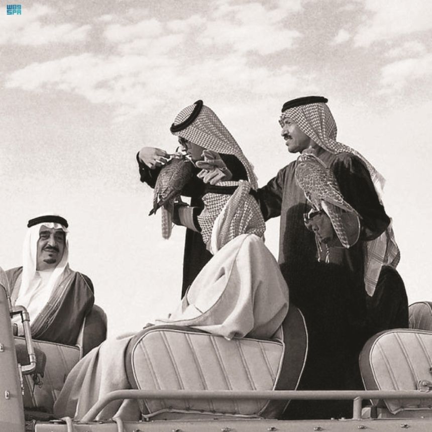 شاهد| صور ملوك السعودية برفقة الصقور تجذب زوار معرض الدفاع العالمي
