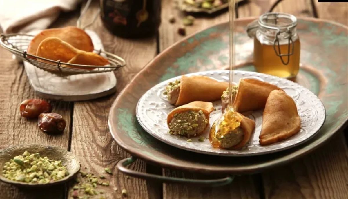 حلويات رمضان 2024: القطايف بالتمر والكريمة.. كيف تُحضّر؟