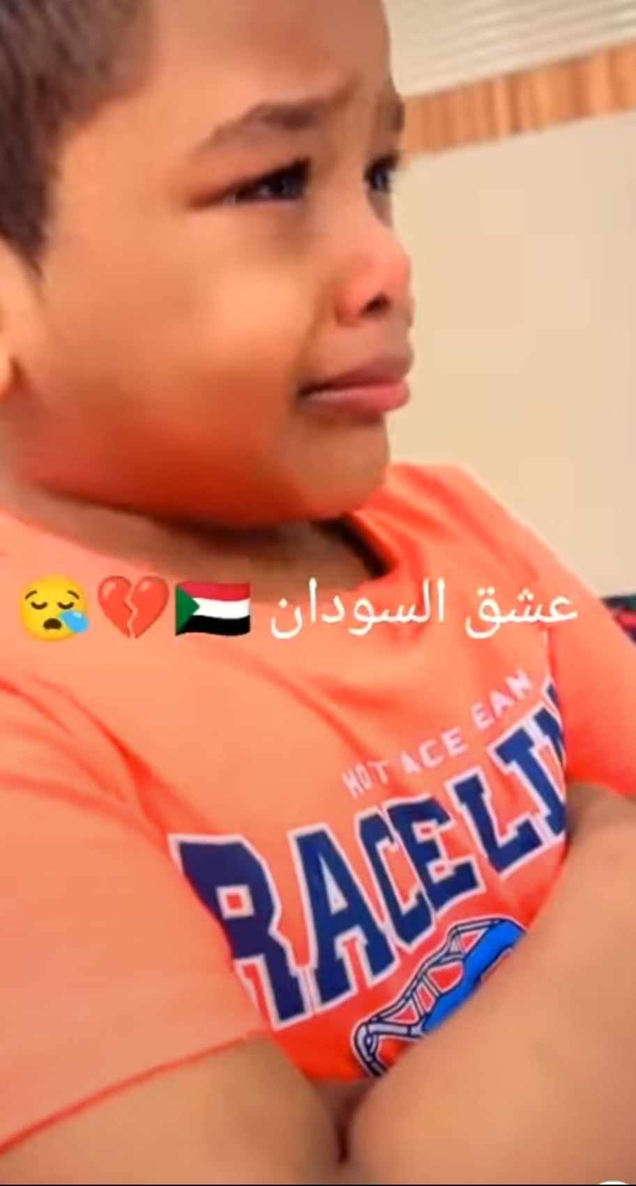 شاهد بالصورة والفيديو.. طفل سوداني بإحدى دول الخليج يبكي بحرقة ويذرف الدموع (عاوز أرجع السودان) ومتابعون: (دموعك غالية علينا يا إبني وإن شاء الله كلنا بنرجع)