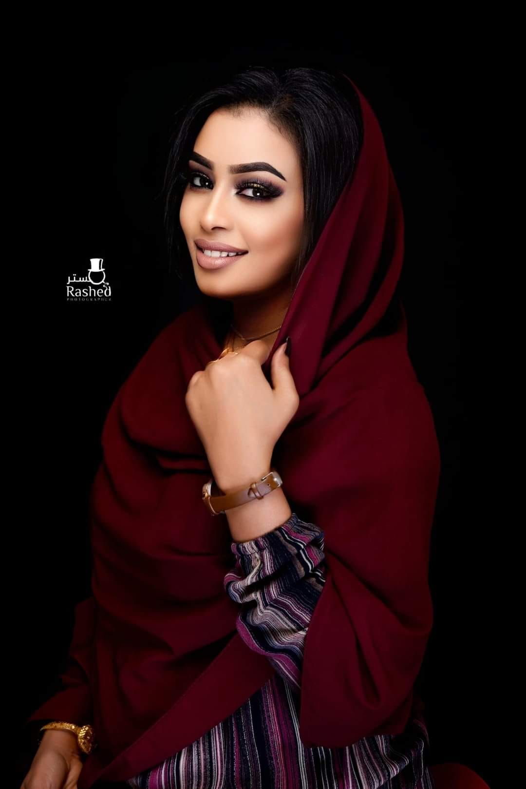 شاهد بالفيديو.. (كل فتاة بأبيها مغرمة) الفنانة إيمان الشريف تغني لوالدها وتطلب منه الصعود للمسرح وتحضنه في مشهد مؤثر