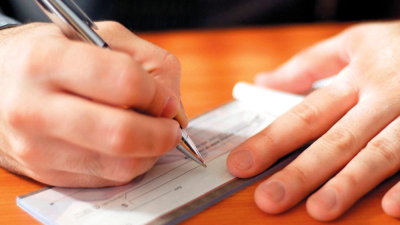 الامارات | هل يجوز تسجيل عدة شيكات مرتجعة في قضية واحدة؟
