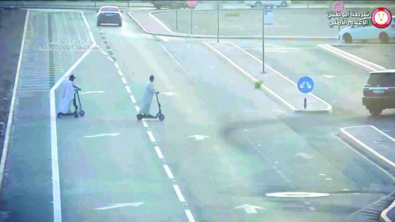 الامارات | مراهقون يخاطرون بقيادة الـ «سكوتر» على مسار المركبات