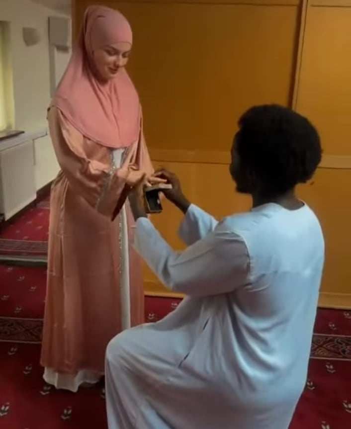 شاهد بالصورة والفيديو.. شاب سوداني يتزوج من “خواجية” حسناء محجبة كان سبباً في دخولها الإسلام.. يتبادلان الأحضان بعد إكتمال المراسم والجمهور يكيل له المدح ويتمنى لهما السعادة (عقبالنا)