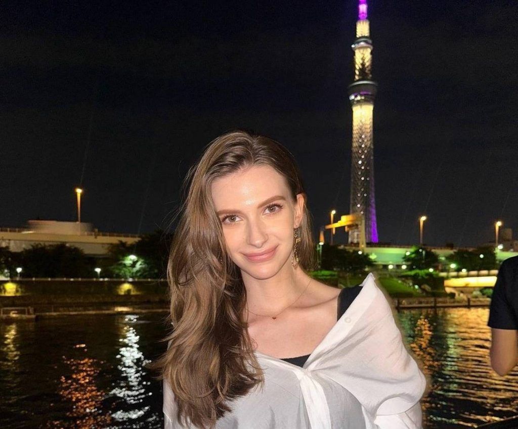 ملكة جمال تتخلّى عن اللقب بسبب علاقة غرامية ممنوعة!