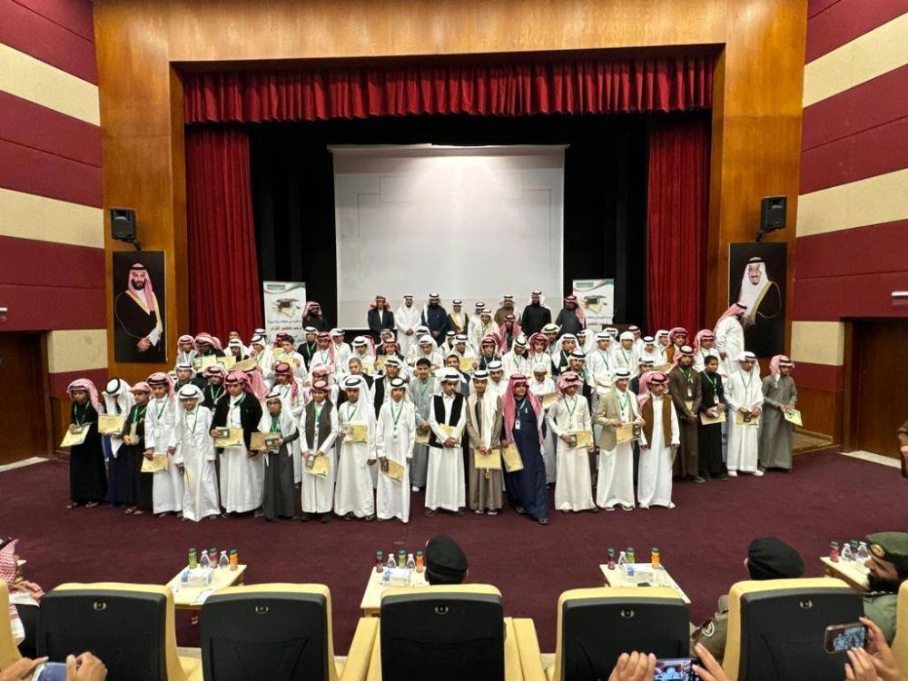 تعليم سراة عبيدة يكرم أوائل الطلاب والطالبات