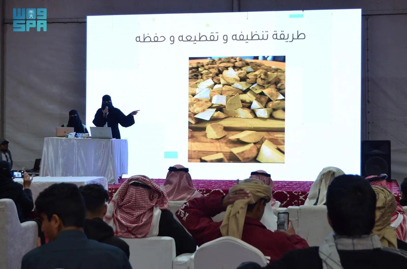 ورش عمل عن تصنيع العطور في مهرجان الكمأة بسكاكا