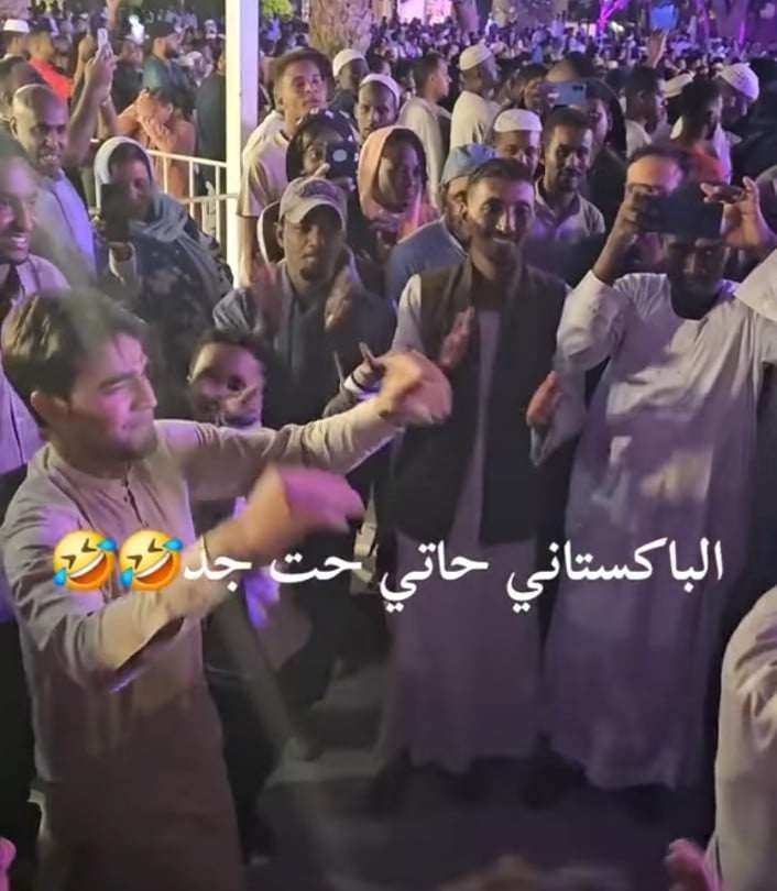 شاهد بالصورة والفيديو.. مواطنون باكستانيون يقتحمون حفل للفنانة السودانية إنصاف فتحي بإحدى دول الخليج ويقدمون فواصل من الرقص على أنغام أغنية (معايا معايا) ويثيرون ضحكات الجمهور الحاضر