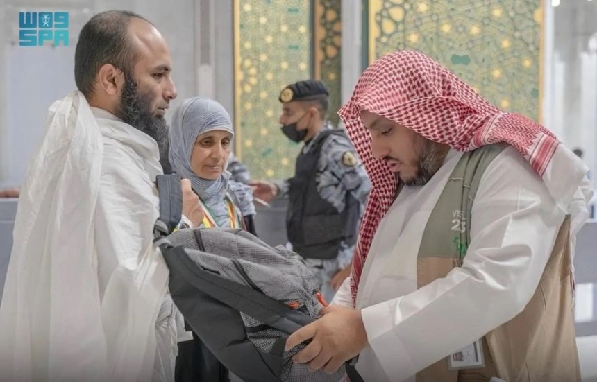 عبر 79 بابًا.. 754 مراقبًا لإرشاد المعتمرين والمصلين بالمسجد الحرام