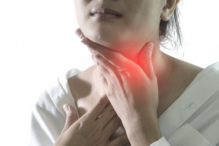 أسباب التهاب الحلق وكيفية علاجه بطرق طبيعية
