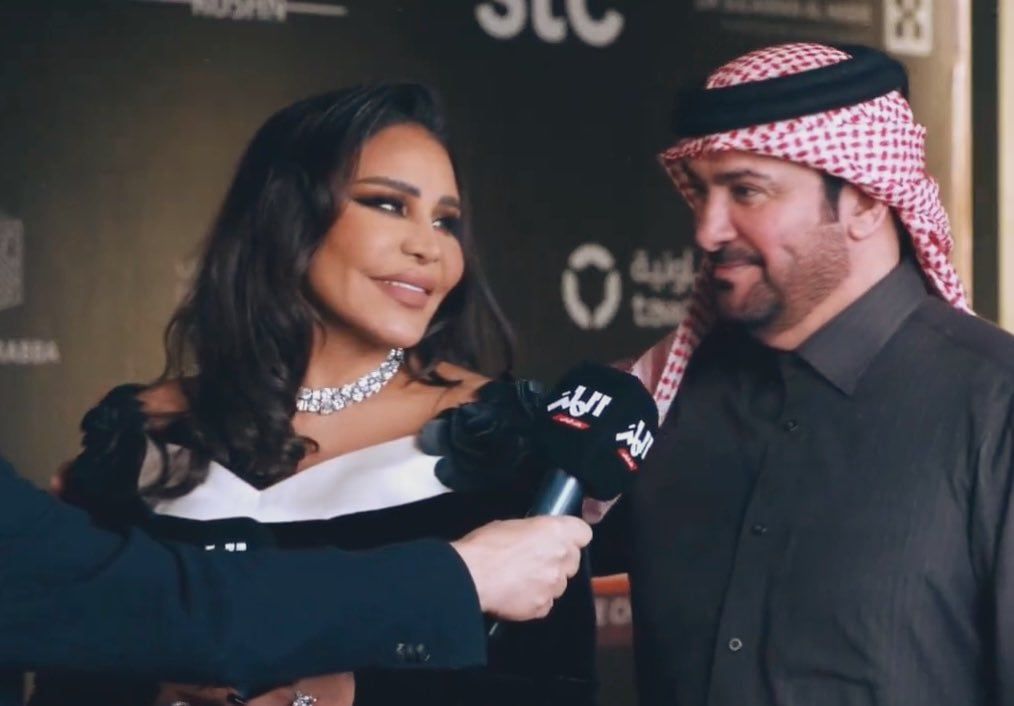 مبارك الهاجري يتغزل بزوجته أحلام بعد نجاح حفلتها.. شاهد ردة فعل الأخيرة