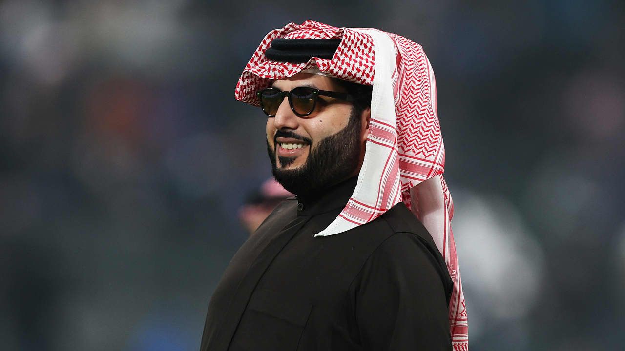 الخليج اليوم .. بتوجيهات من الأمير محمد بن سلمان.. تركي آل الشيخ يعلن علاج نجم كرة قدم مصري سابق في السعودية