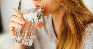 شرب المياه قبل النوم مباشرة في الشتاء.. نصائح ومحاذير
