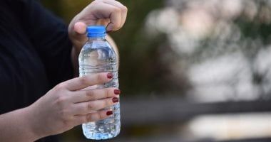 كيف يؤثر شرب الماء فى زجاجات بلاستيك على صحتك.. وما البدائل؟