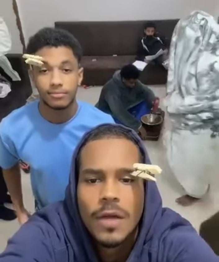 شاهد بالصورة والفيديو.. طلاب سودانيون يدرسون الطب بإحدى الجامعات المصرية يظهرون في مقطع وهم يروحون عن أنفسهم بفواصل من الرقص المثير والجمهور يتعاطف معهم: (ربنا يوفقكم والسبب ضغوطات الحياة)