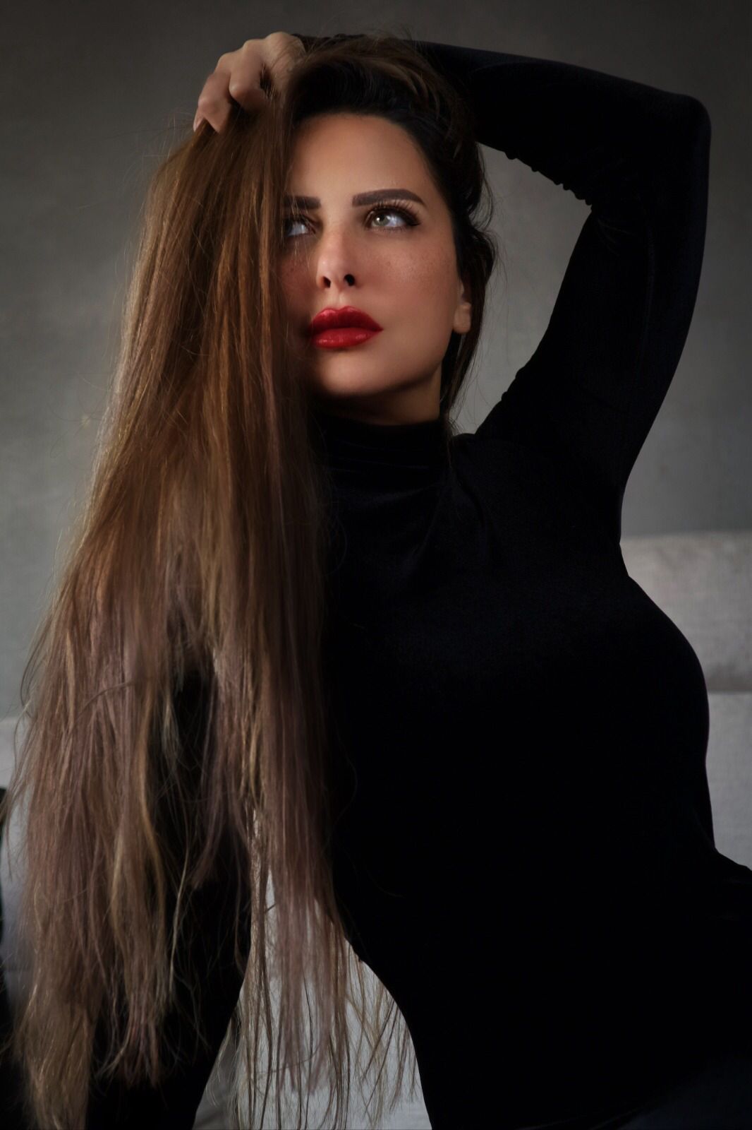 ريم مصطفى تتألق في أحدث جلسة تصوير بالأسود