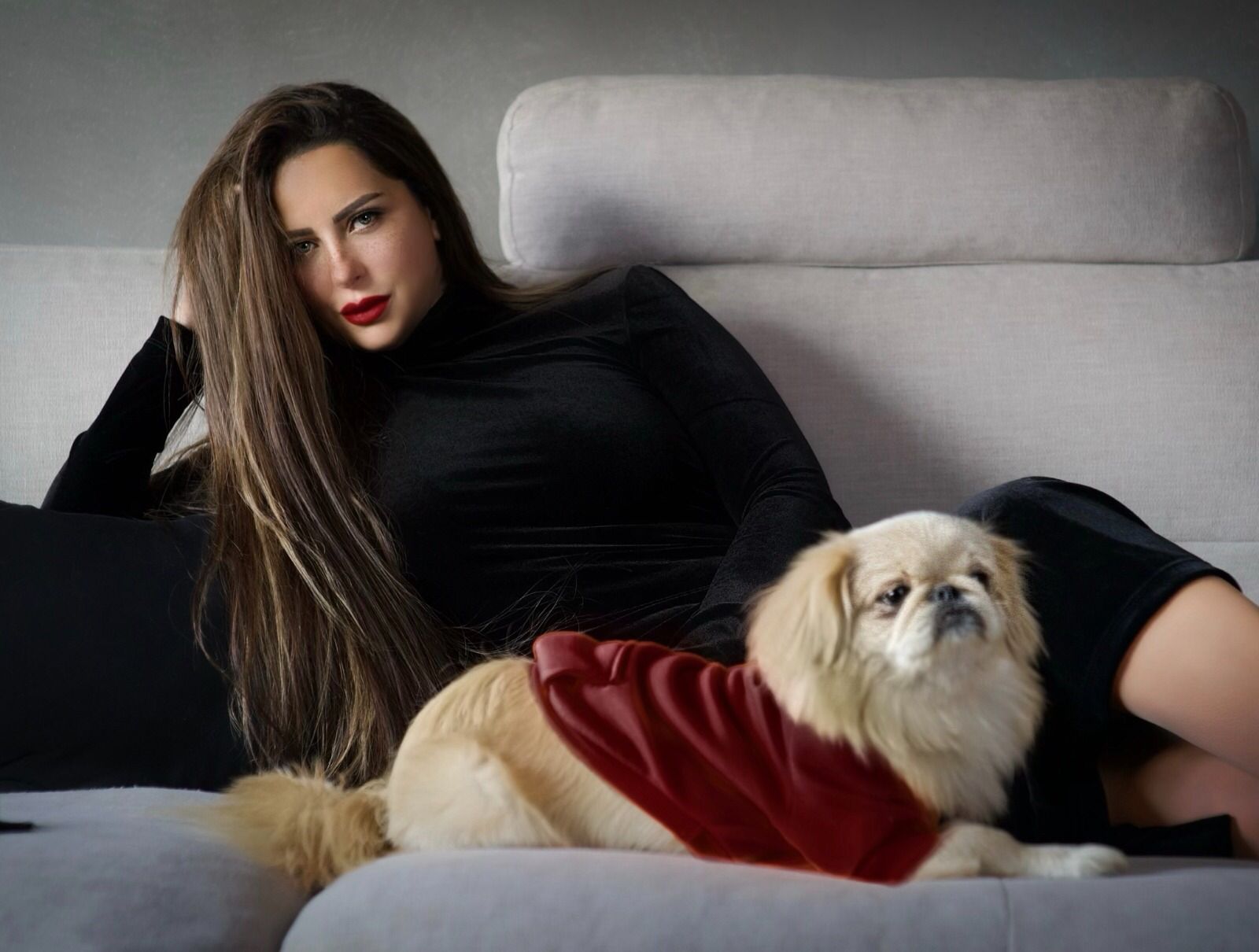 ريم مصطفى تتألق في أحدث جلسة تصوير بالأسود