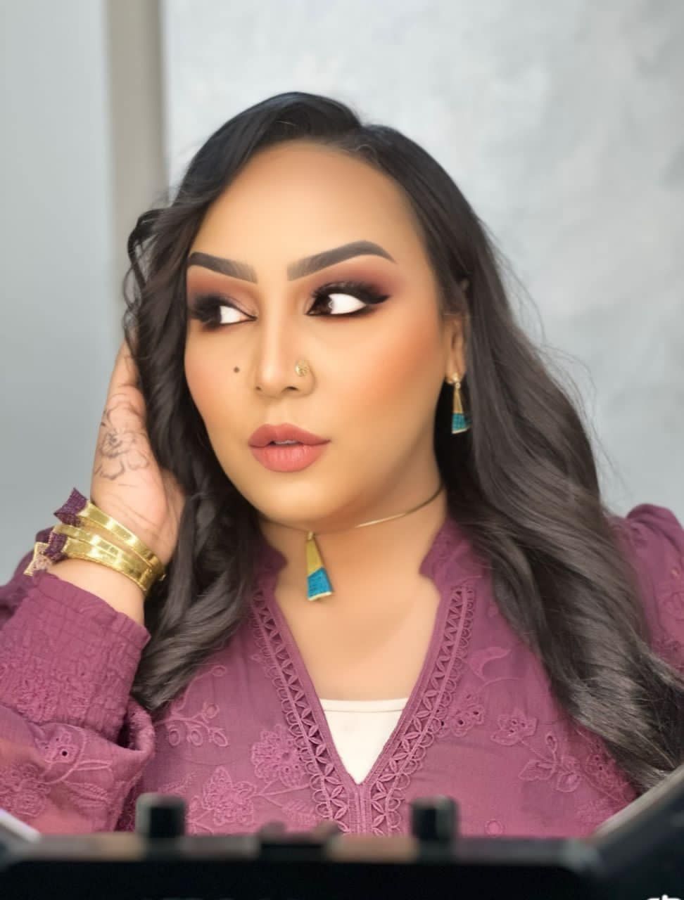 شاهد بالصور.. الفنانة هدى عربي تصل القاهرة وتفاجئ متابعيها بنيولوك جديد تلفت به الأنظار