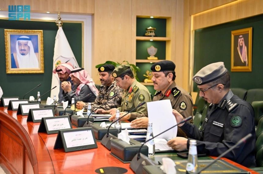 مدير الأمن العام يرأس اجتماع اللجنة الأمنية بالحج