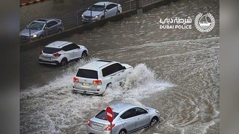 بالفيديو.. الفيضانات تغلق الشوارع وتعرقل المرور في دبي وتحرك عاجل للسلطات