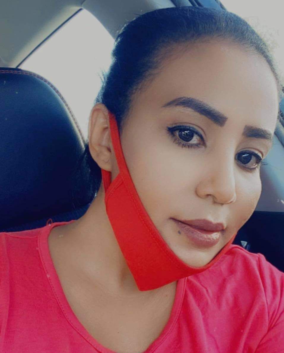 شاهد بالفيديو.. الناشطة السودانية الشهيرة رانيا الخضر “أربجي” تثير ضجة إسفيرية واسعة بعد ظهورها وهي تمنح مطربة “نقطة” بالدولار خلال حفل خاص بإحدى الشقق