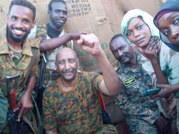 شاهد بالفيديو.. على صوت الناشط الشهير “صرفة”.. الجيش السوداني يطرح أسلحة جديدة ومتطورة سيتم استخدامها لتنظيف العاصمة الخرطوم (بل بل.. كرا الجديد عمرو ما غاب)