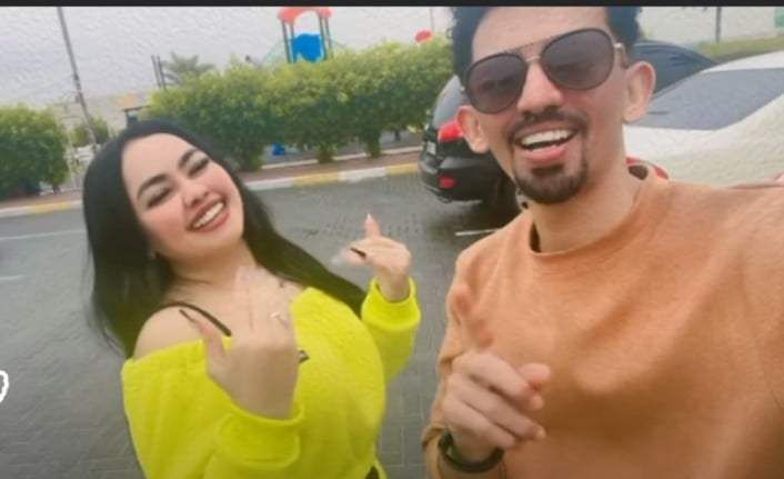 شاهد بالصورة والفيديو.. حسناء سودانية فائقة الجمال توقف الفنان علي الشيخ في أحد شوارع الخليج وتقدم وصلة رقص بأزياء مثيرة في الشارع العام على أنغام (مرحبتين حباب الدرة) والجمهور يتغزل: (مهرة حرة وأصيلة)