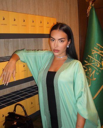 أجمل إطلالات جورجينا رودريغيز في السعودية: اختيارات جريئة للفساتين وماذا عن الشورت والمايوه؟