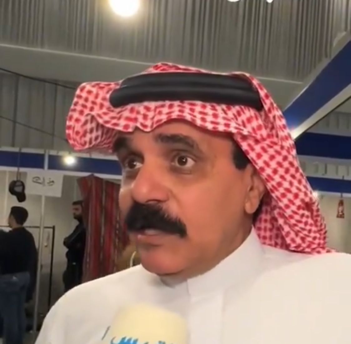 أب يخصص مقابلته بإحدى القنوات في مدح ابنته الوحيدة ويصفها بالمعلقة الثامنة .. فيديو