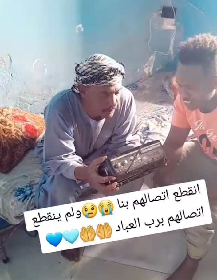 شاهد بالصورة والفيديو.. بسبب انقطاع الانترنت في السودان وفشل التواصل مع الأهل.. مغتربون سودانيون يعيدون إستخدام التسجيل عبر (شرائط الكاسيت) للإطمئنان على أهاليهم