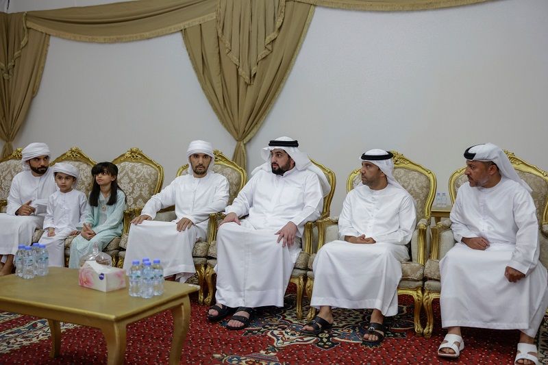 الامارات | أحمد بن محمد يُقدّم واجب العزاء في الشهيد سليمان الشحي