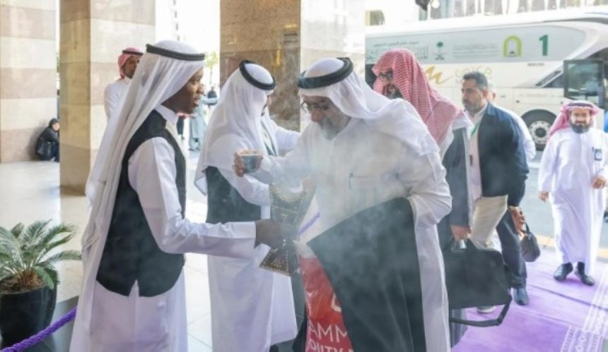 صور.. استقبال مميز لأولى وفود الدفعة الثالثة من "ضيوف خادم الحرمين"