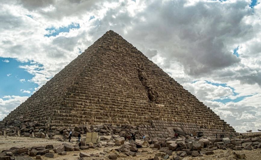 الامارات | مصر تعلن وقف مشروع مثير للجدل لترميم هرم الجيزة الأصغر